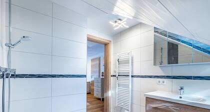 Beautiful private villa for 12 guests with WIFI, TV, balcony and pets allowed
