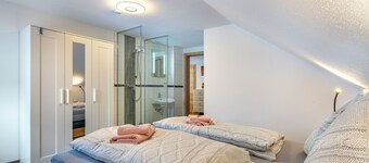 Stunning private villa for 12 guests with WIFI, TV, balcony, pets allowed and parking