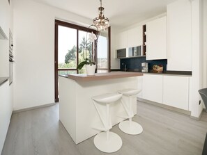 Mikrobølgeovn, ovn, oppvaskmaskin og brødrister