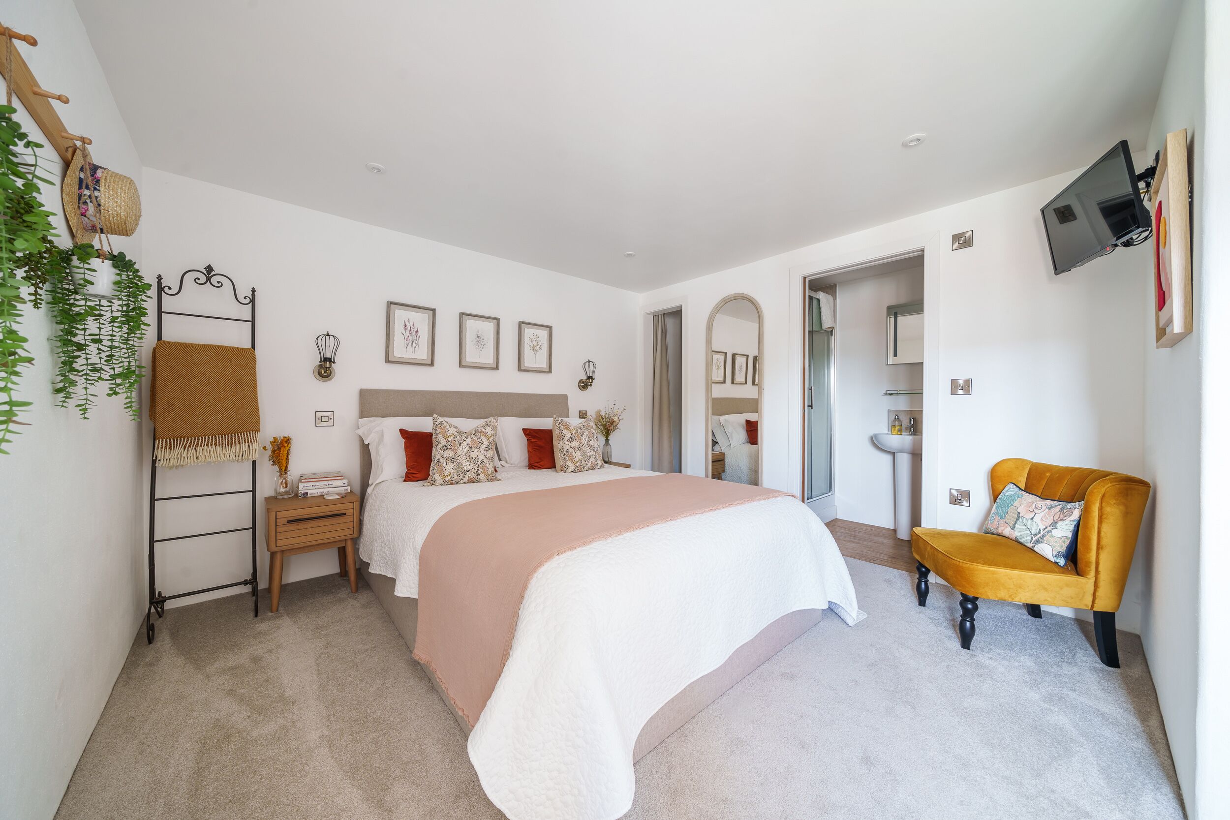 2 bedrooms, individually decorated, individually furnished, free WiFi