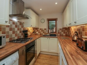 Fridge, dishwasher, electric kettle, cookware/dishes/utensils - Winder Barn (Penrith)