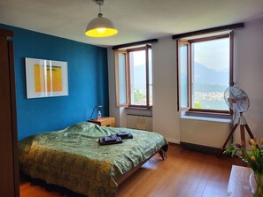 2 bedrooms, travel crib, free WiFi