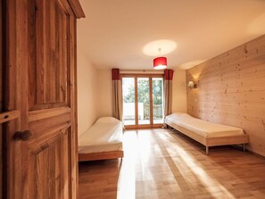 4 bedrooms, travel cot, WiFi