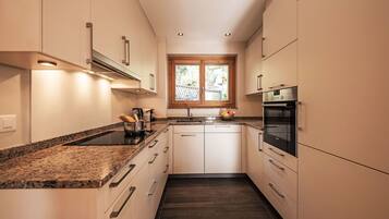 Four, lave-vaisselle, grille-pain, chaise haute