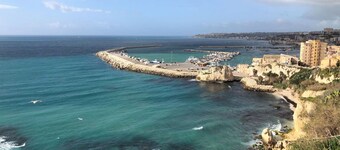 Lovely apartment for 3 guests with WIFI, A/C, TV, balcony and parking