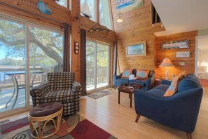 Smart-TV, peis, DVD-spiller og bøker