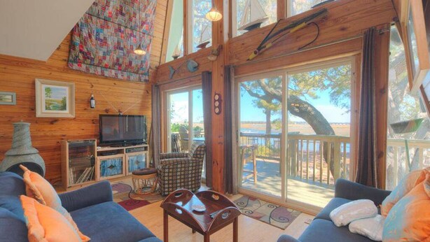 Smart TV, fireplace, DVD player, books - One More Day (Oak Island)