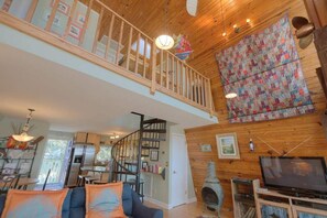 Smart-TV, peis, DVD-spiller og bøker