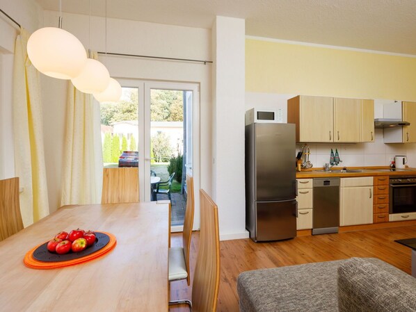 Microwave, oven, dishwasher, toaster - Beautiful apartment for 5 people with WIFI, TV and terrace (Wolgast)