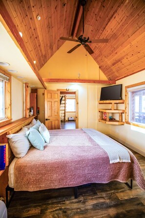 1 bedroom, desk, iron/ironing board, travel cot - Cabin near Zion & Bryce w/ Hot Tub. Fantastic Stargazing, Sleeps 6 (Glendale)