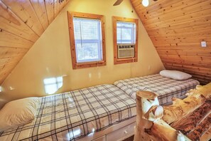 1 chambre, bureau, fer et planche à repasser, lit parapluie