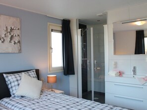 5 bedrooms, travel crib, free WiFi, bed sheets