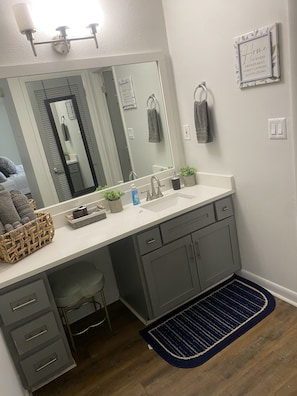 Shower, hair dryer, towels, soap - Jada's Peace (Huntsville)