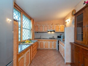 Mikrowelle, Ofen, Toaster, Hochstuhl