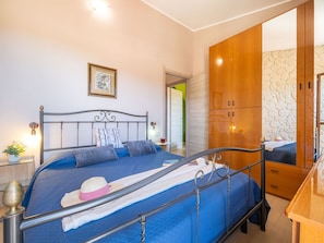 2 bedrooms, travel crib, free WiFi
