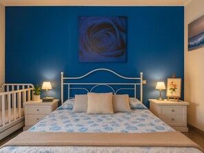 1 chambre, fer et planche à repasser, lit de bébé portatif