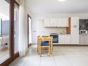 Mikrobølgeovn og høy barnestol