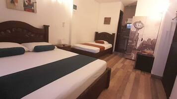 Quarto triplo econômico | Roupas de cama antialérgicas, escrivaninha, Wi-Fi de cortesia