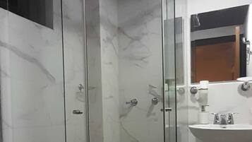 Chuveiro com efeito de chuva, toalhas de banho, sabonete, shampoo