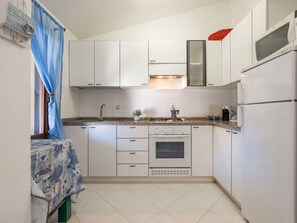 Mikrowelle, Ofen, Hochstuhl