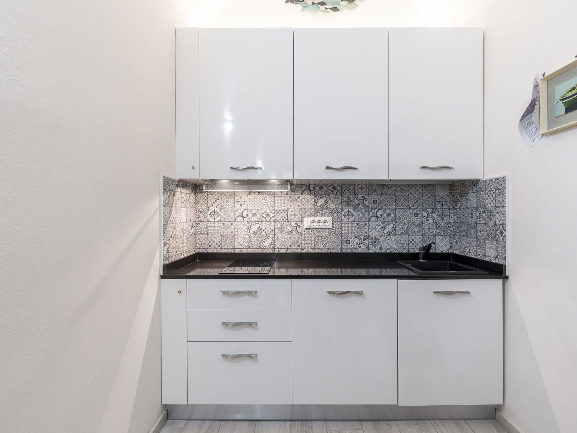 Cabinetry, Möbel, Küchengerät, Countertop, Herd, Schublade, Küche, Holz, Gebäude