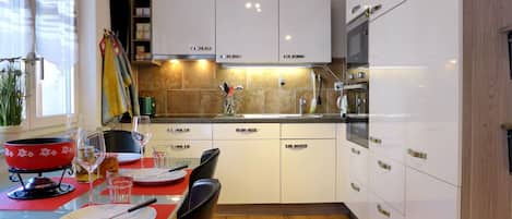 Een magnetron, een oven, een vaatwasser, een broodrooster