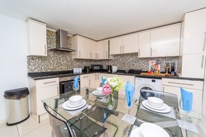 Fridge, microwave, oven, stovetop - Spacious Flat with Patio & Parking in city centre (Reading)