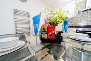 Dining - Spacious Flat with Patio & Parking in city centre (Reading)