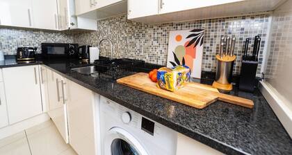 Spacious Flat with Patio & Parking in city centre