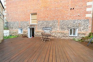 Outdoor dining - Spacious Flat with Patio & Parking in city centre (Reading)