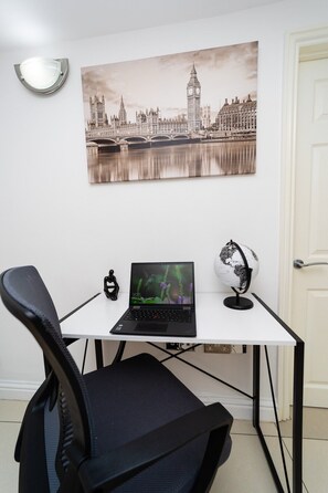 Interior - Spacious Flat with Patio & Parking in city centre (Reading)