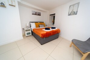 2 bedrooms, iron/ironing board, free WiFi, bed sheets - Spacious Flat with Patio & Parking in city centre (Reading)