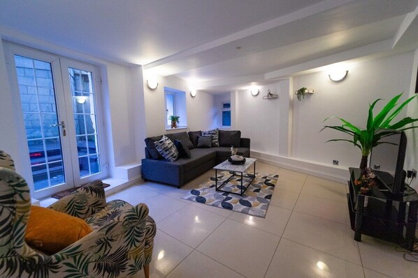 TV - Spacious Flat with Patio & Parking in city centre (Reading)