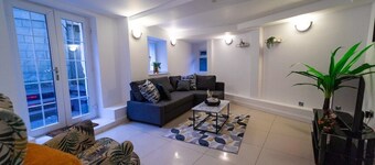 Spacious Flat with Patio & Parking in city centre