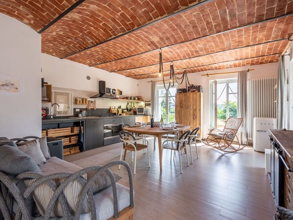 Mikrobølgeovn, ovn, oppvaskmaskin og brødrister