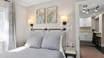 2 dormitorios, tabla de planchar con plancha, cuna de viaje