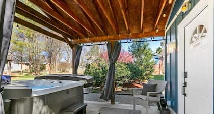 Peaceful Private Lane, Minutes to Airport, Modern & Cozy