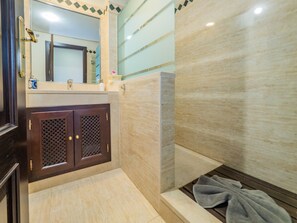 Shower, hair dryer, towels - Cubo's Marbella Apartment Golf & Parking / community pool / air conditioning / free wifi (Ojen)