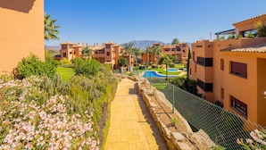 Een resort met meerdere gebouwen, een zwembad en een heldere lucht.