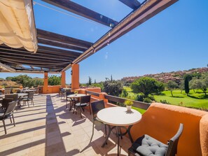Outdoor dining - Cubo's Marbella Apartment Golf & Parking / community pool / air conditioning / free wifi (Ojen)