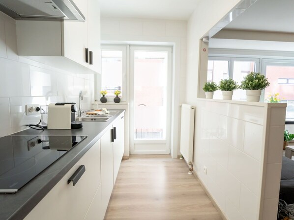 Mikrowelle, Ofen, Geschirrspüler, Toaster