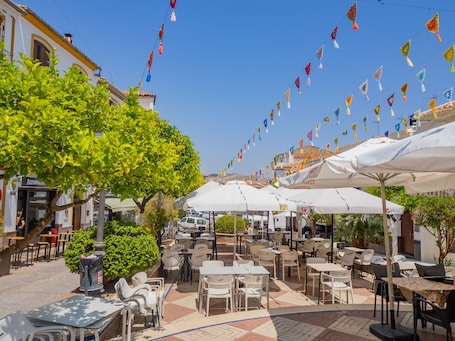 Outdoor dining. Cubo's El Rincon del Caminito del Rey Apartment / urban / free wifi / near Caminito del Rey