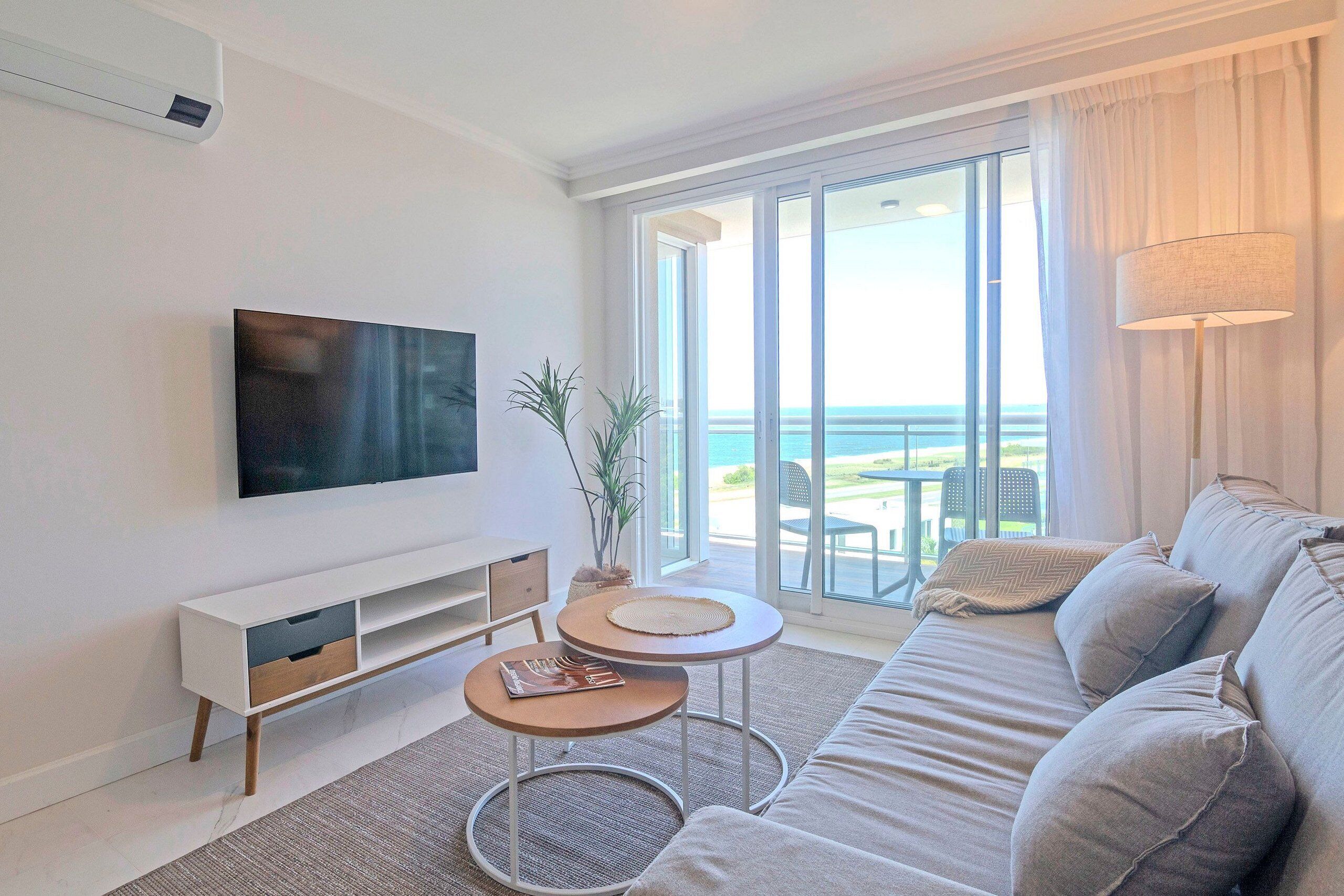 Departamento | Área de sala de estar | Smart TV de 50 pulgadas con canales vía satélite 