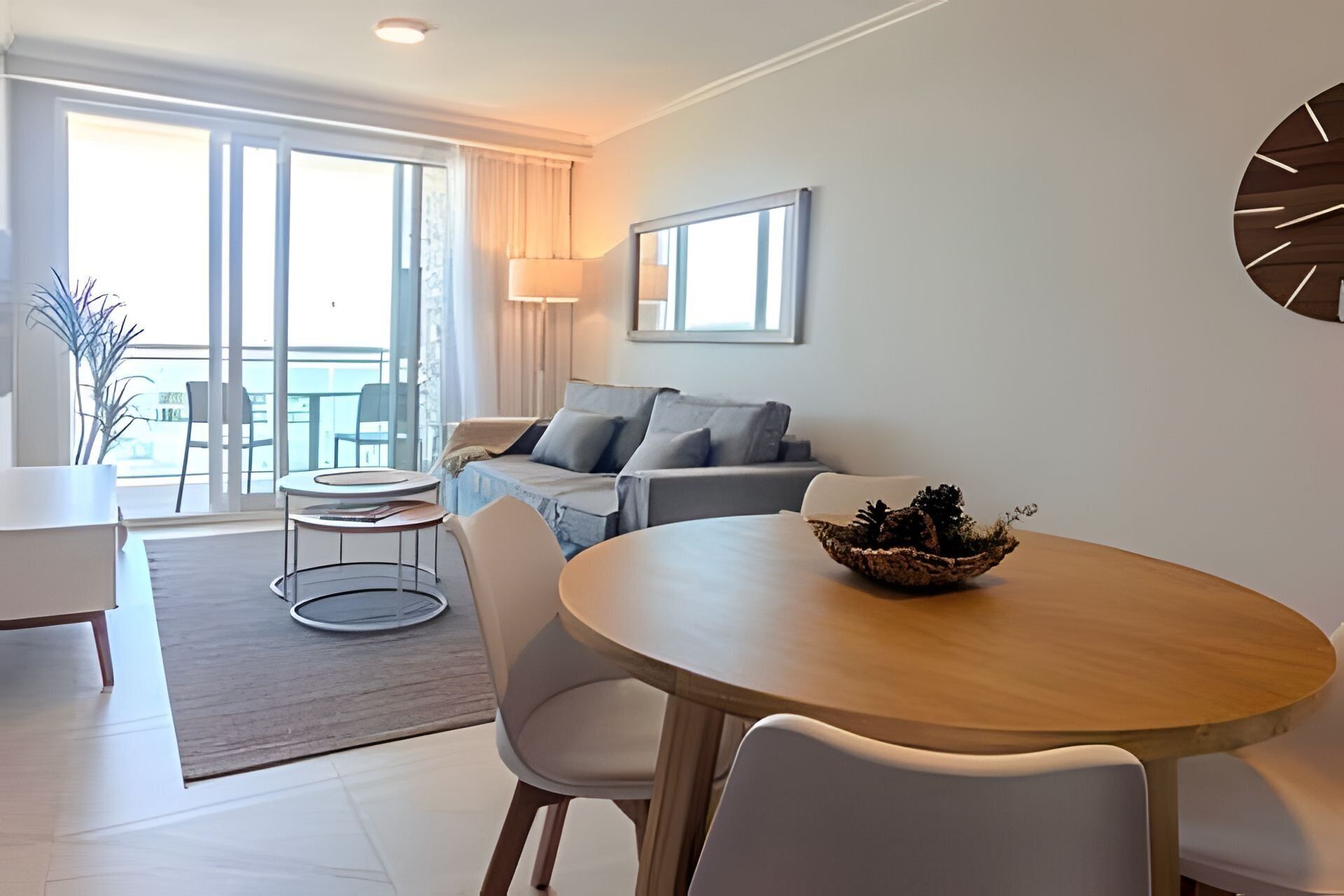 Apartment | Wohnbereich | 50-Zoll-Smart-TV mit Satellitenempfang