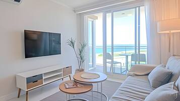 Lejlighed | Opholdsområde | 50-tommers smart-tv med satellitkanaler