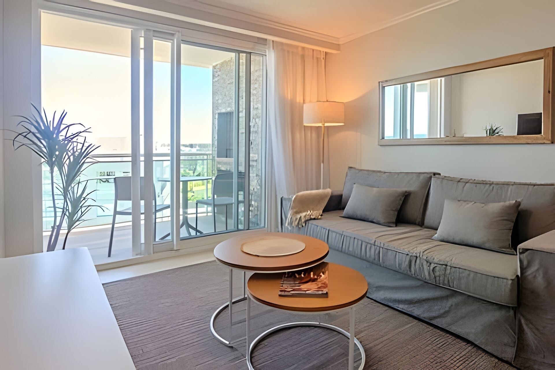 Departamento | Área de sala de estar | Smart TV de 50 pulgadas con canales vía satélite 