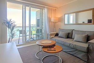 Apartamento | Zona de estar | Smart TV de 50 pulgadas con canales por satélite