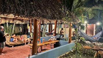 Dormitorio compartido básico, patio | Área de sala de estar