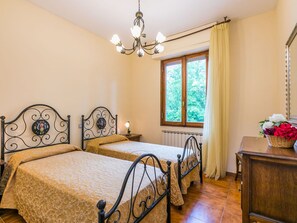 15 bedrooms, travel cot, free WiFi