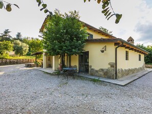 Outdoor dining - Cosy apartment with WIFI, private pool, TV, patio, pets allowed and panoramic view (Pergine Valdarno)